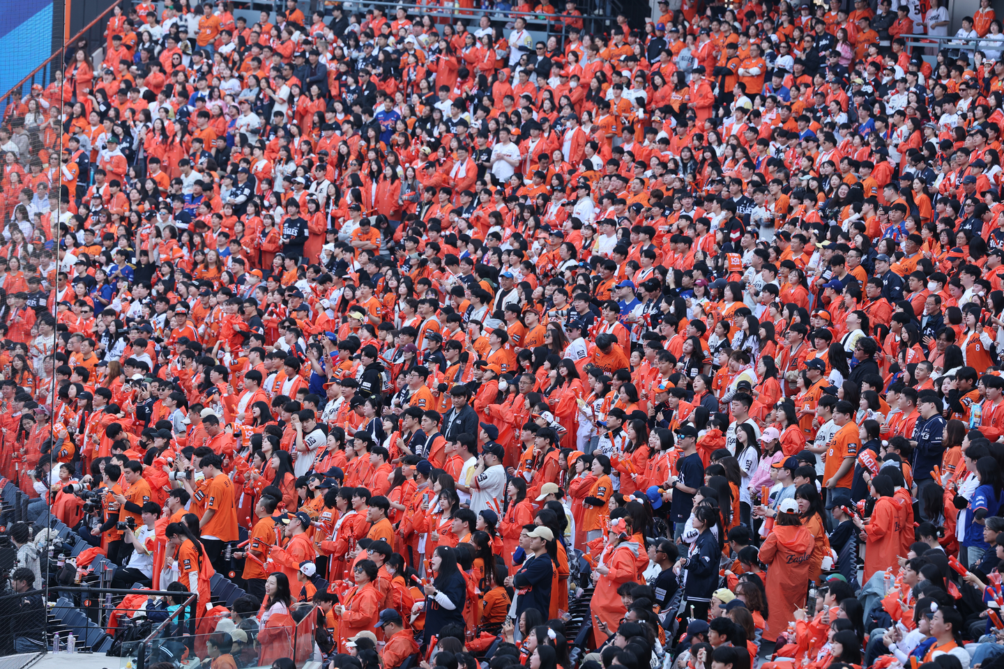 Hanwha Eagles fans watch a KBO game between the Eagles and Kiwoom Heroes at Daejeon Hanwha Life Ballpark in Daejeon on March 28. [NEWS1]