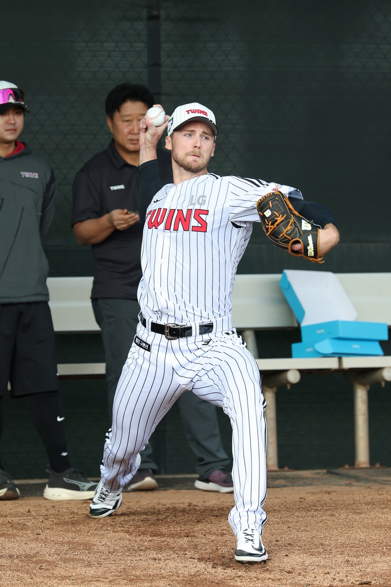 LG Twins pitcher Anders Tolhurst pitches in a bullpen session during spring training in Scottsdale, Arizona, on Feb. 2. [LG TWINS]