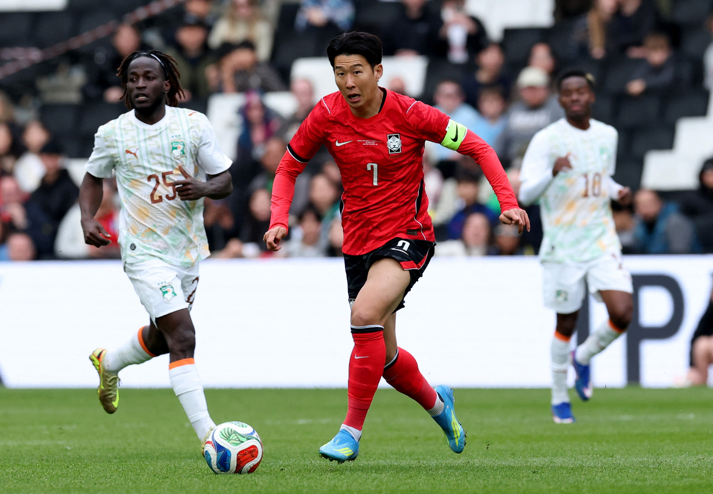 Korea's Son Heung-min dribbles the ball during a friendly against Ivory Coast at Stadium MK in England on March 28. [REUTERS/YONHAP] 