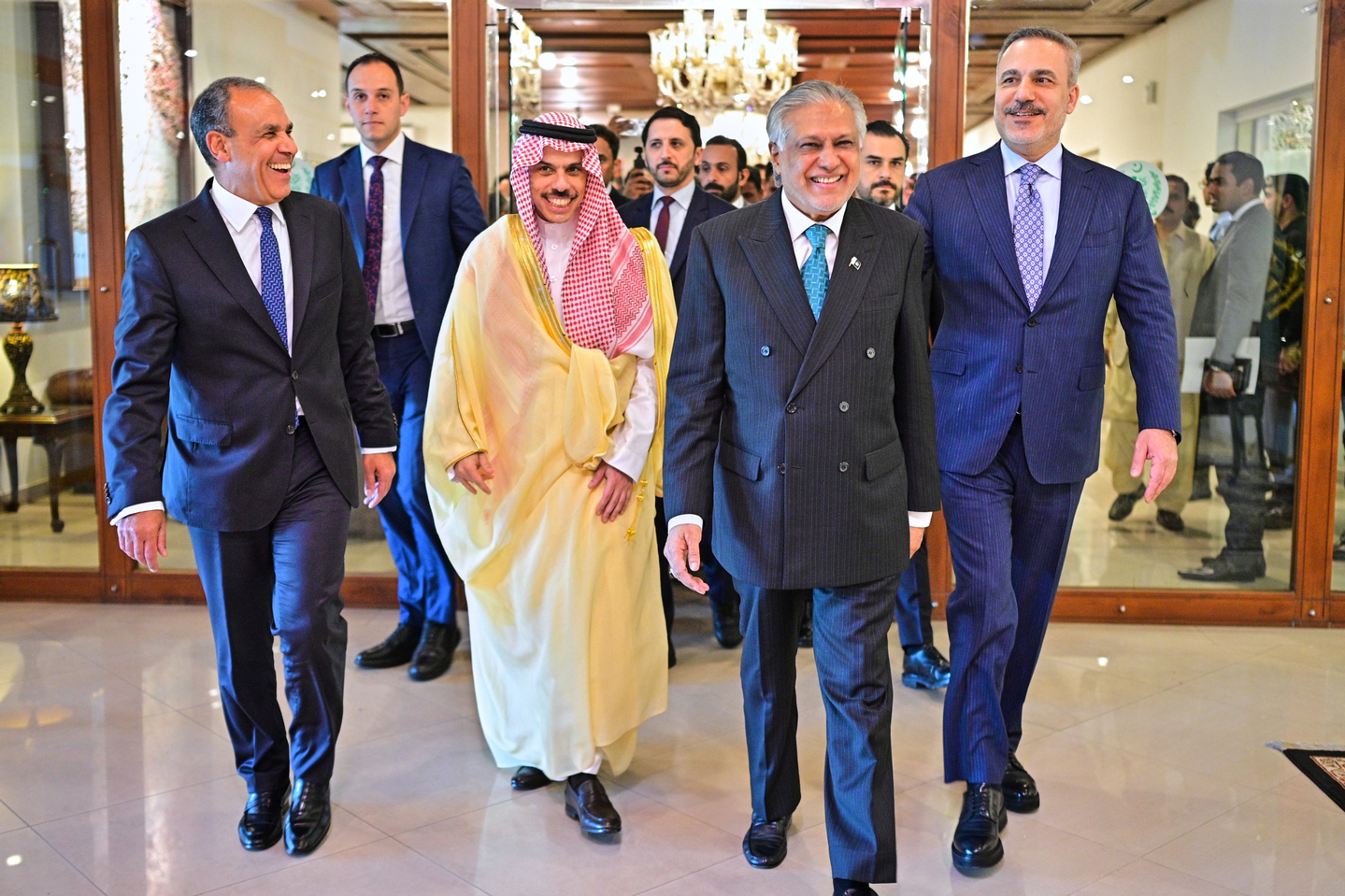 In this photo released by the Pakistan Ministry of Foreign Affairs, from left, Egyptian Foreign Minister Badr Abdelatty, Saudi Arabia's Foreign Minister Prince Faisal bin Farhan Al-Saud, Pakistan's Foreign Minister Ishaq Dar and Turkish Foreign Minister Hakan Fidan walk prior to their meeting to discuss the Middle East war, in Islamabad, Pakistan, on March 29. [AP/YONHAP]