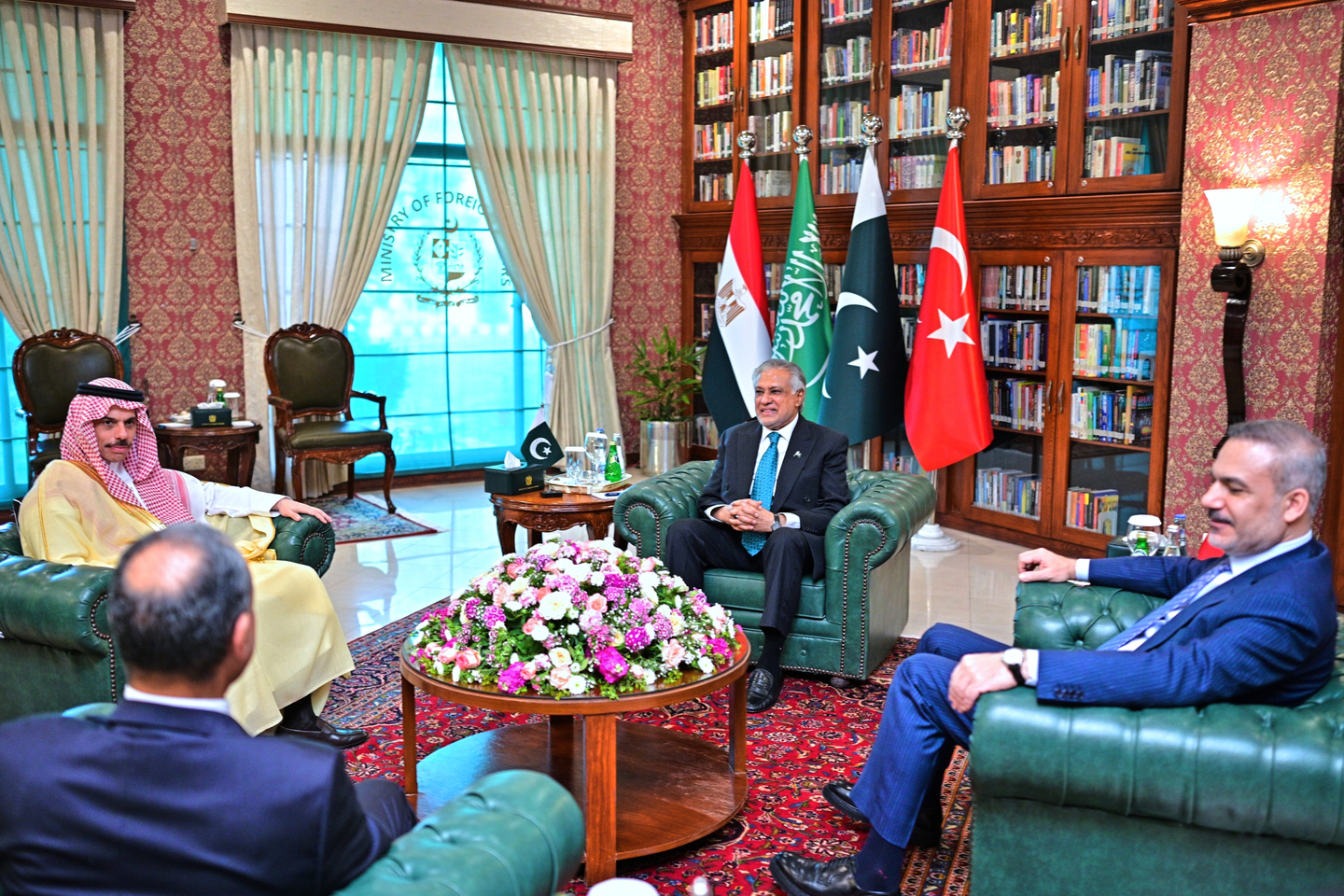 In this photo, released by the Pakistan Ministry of Foreign Affairs, from left, Egyptian Foreign Minister Badr Abdelatty, Saudi Arabia's Foreign Minister Prince Faisal bin Farhan Al-Saud, Pakistan's Foreign Minister Ishaq Dar and Turkish Foreign Minister Hakan Fidan attend a meeting to discuss Middle East war, in Islamabad, Pakistan, on March 29. [AP/YONHAP]