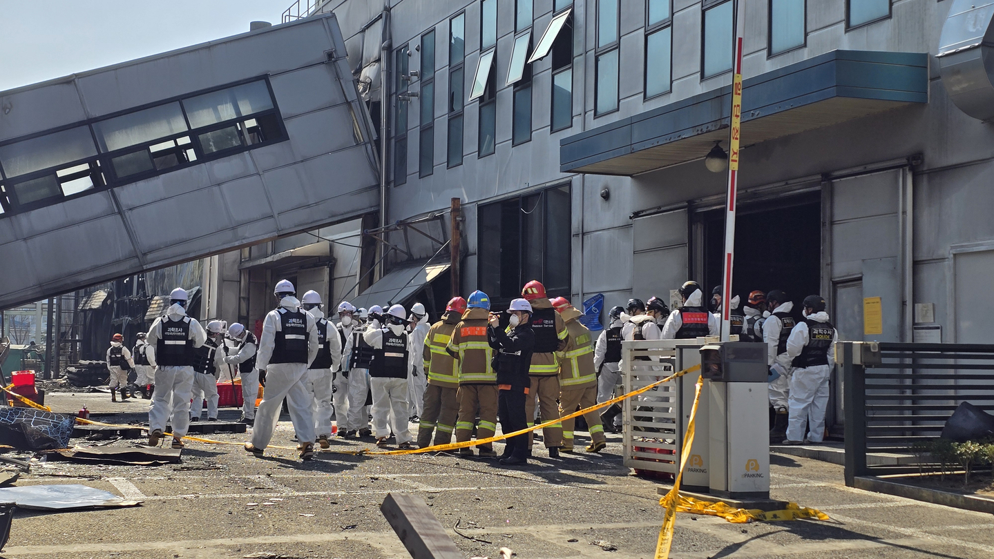 Fire and forensic authorities carry out an on-site investigation at an Anjun Industrial factory in Daedeok District, Daejeon, on March 23. [SHIN JIN-HO]
