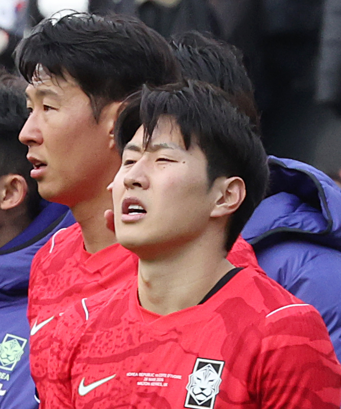 Korea’s national football team, including Son Heung-min, left, and Lee Kang-in, react after a 4-0 loss to the Ivory Coast in a friendly match at Stadium MK in Milton Keynes, England, on March 28.[YONHAP]