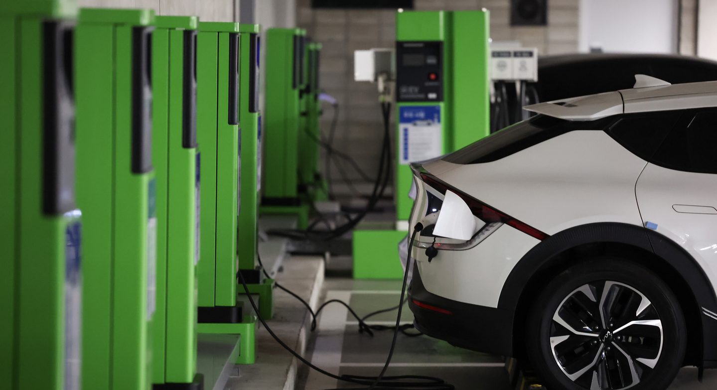 Cars are parked in an EV charging zone inside a building in Seoul on March 30. EV sales hit a record high last month in Korea, driven by subsidies and price cuts. According to the Korea Automobile Mobility Industry Association on March 30, 35,693 new EVs were registered in the month of February. [NEWS1]