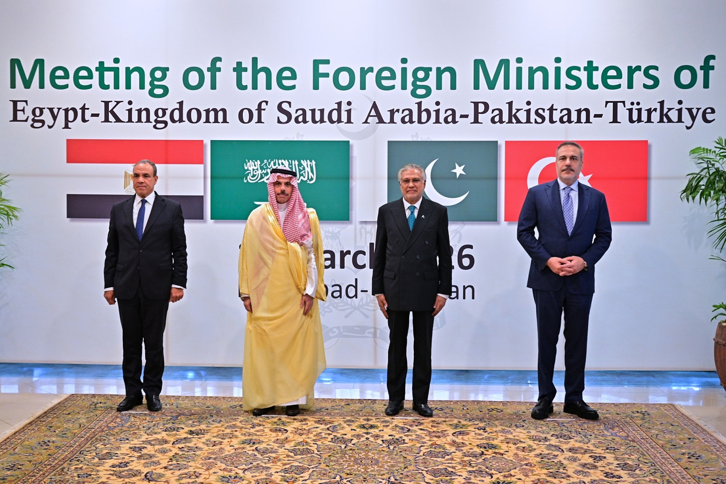 In this photo released by the Pakistan Ministry of Foreign Affairs, from left, Egyptian Foreign Minister Badr Abdelatty, Saudi Arabia's Foreign Minister Prince Faisal bin Farhan Al Saud, Pakistan's Foreign Minister Ishaq Dar and Turkish Foreign Minister Hakan Fidan pose for photo prior to their meeting to discuss the Iran war, in Islamabad, Pakistan, on March 29. [AP/YONHAP]