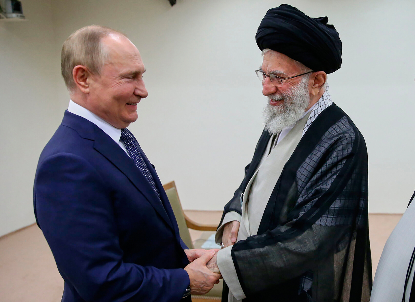 In this picture released by the official website of Iranian Supreme Leader Ayatollah Ali Khamenei, he and Russian President Vladimir Putin greet each other on July 19, 2022, during a meeting in Tehran, Iran. [AP/YONHAP]