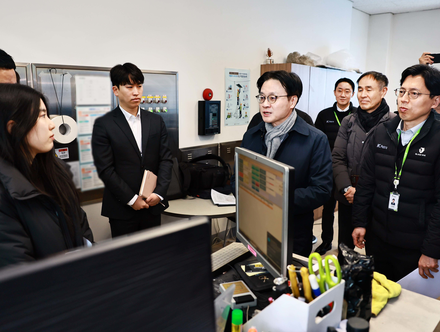 Industry Minister Kim Jung-kwan, center, and a joint government inspection team inspect a gas station operated by a refinery in southern Seoul on March 19. [NEWS1]