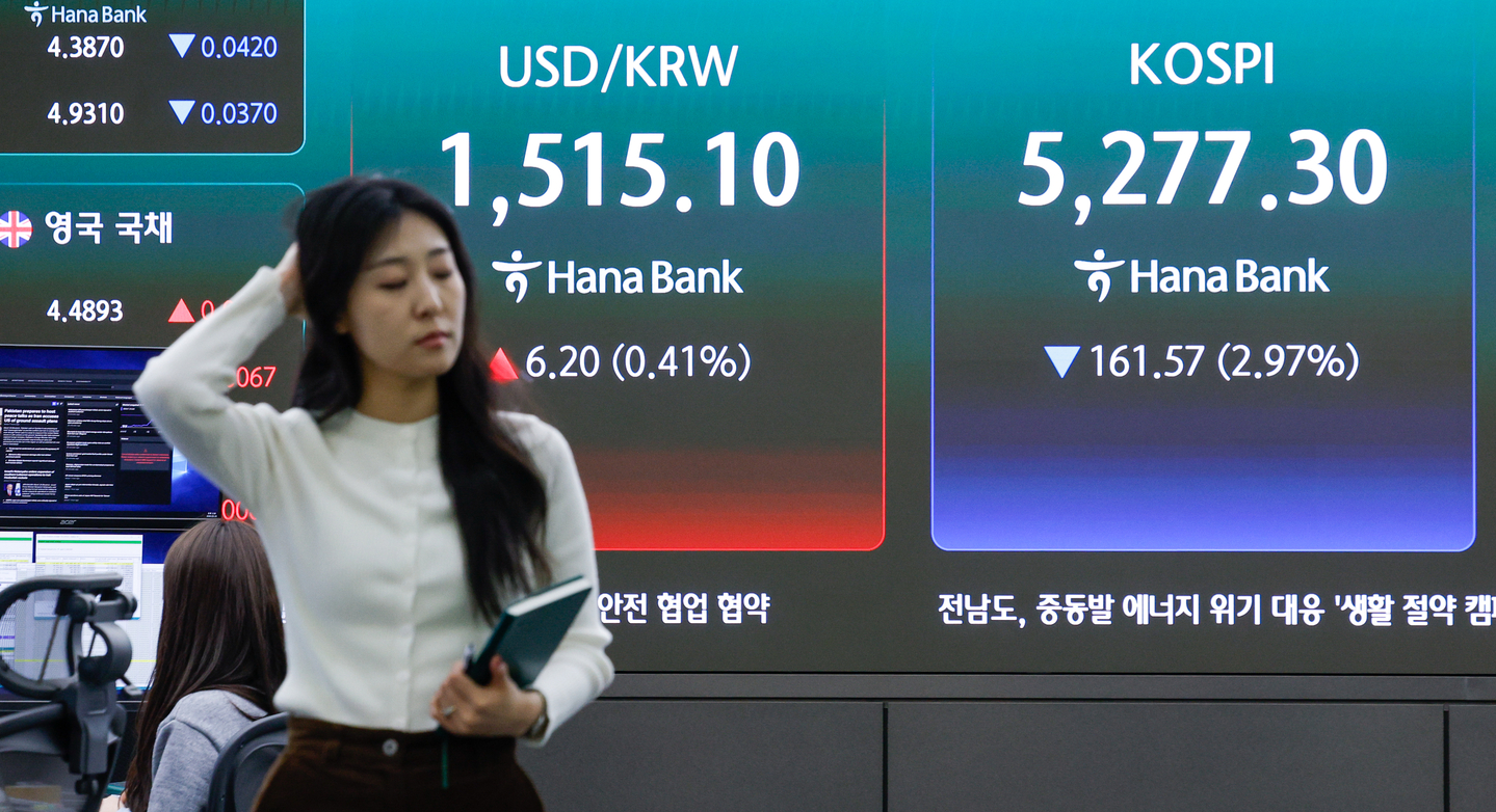 A screen in Hana Bank's trading room in central Seoul shows the Kospi closing at 5,277.3 points on March 30, down 161.57 points, or 2.97 percent, from the previous trading session. [NEWS1]