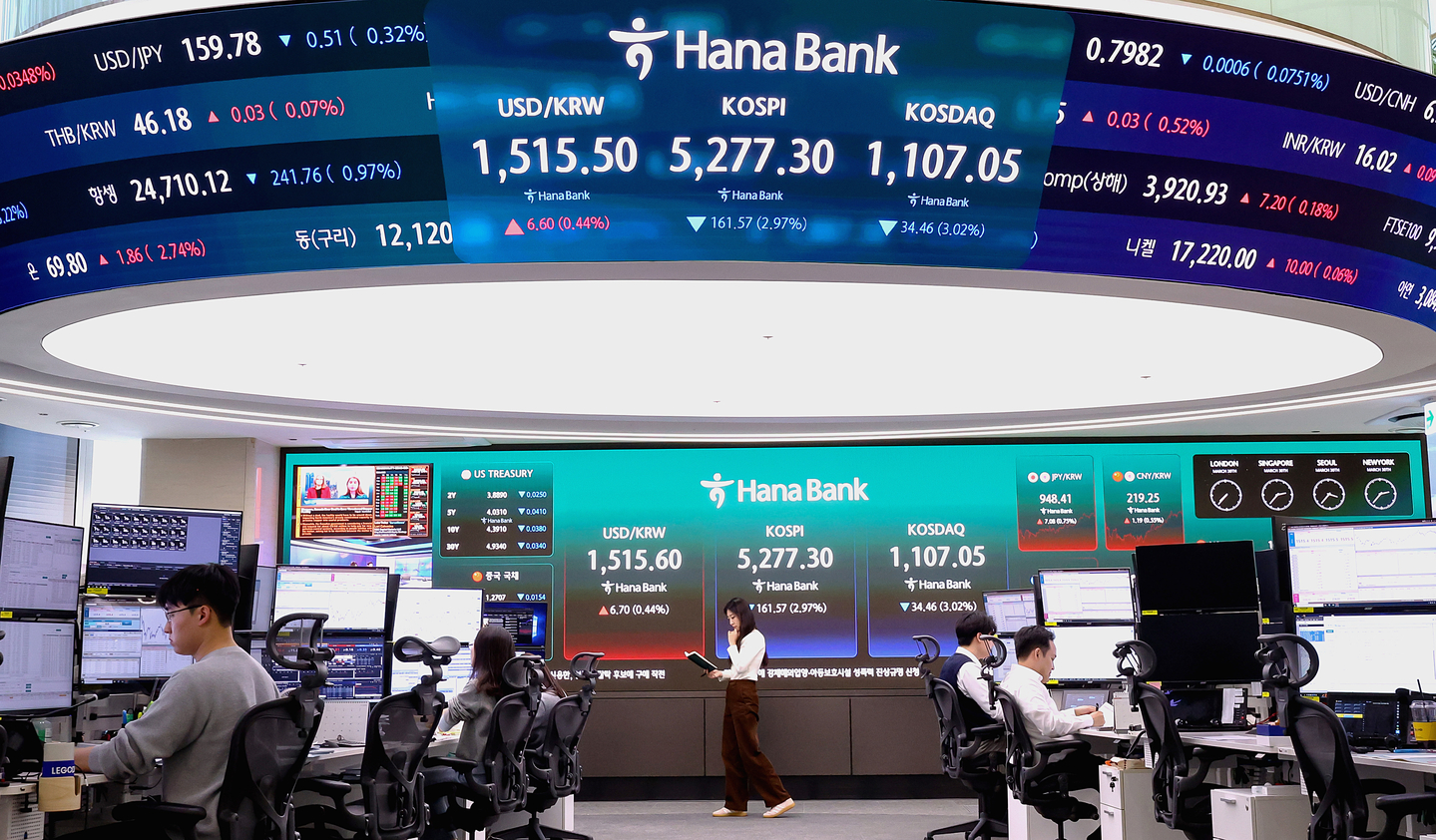 A screen in Hana Bank's trading room in central Seoul shows the Kospi closing at 5,277.3 points on March 30, down 161.57 points, or 2.97 percent, from the previous trading session. [NEWS1]