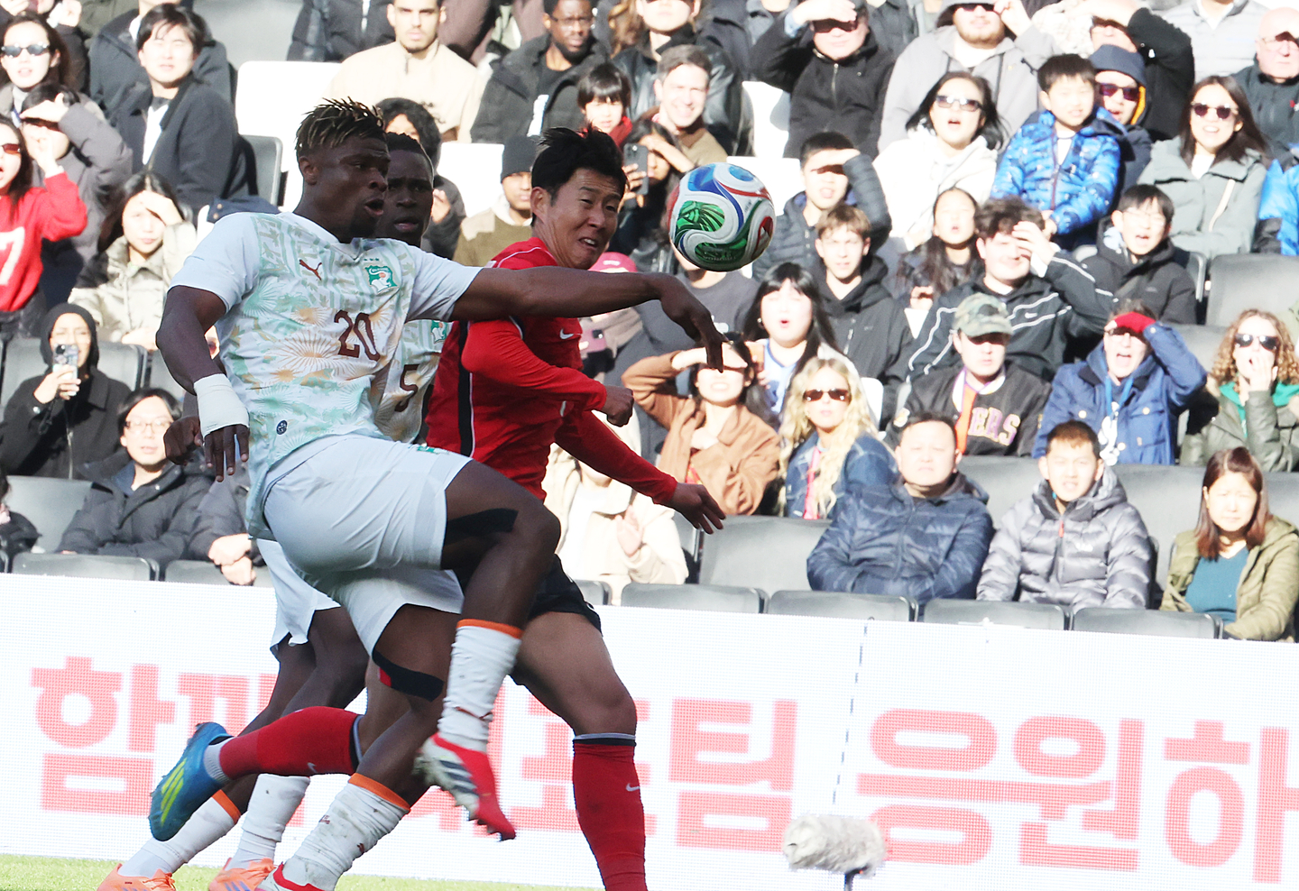 Son Heung-min of Korea’s national football team attempts to break through during a friendly match against Ivory Coast at Stadium MK in Milton Keynes, England, on March 28. [YONHAP]