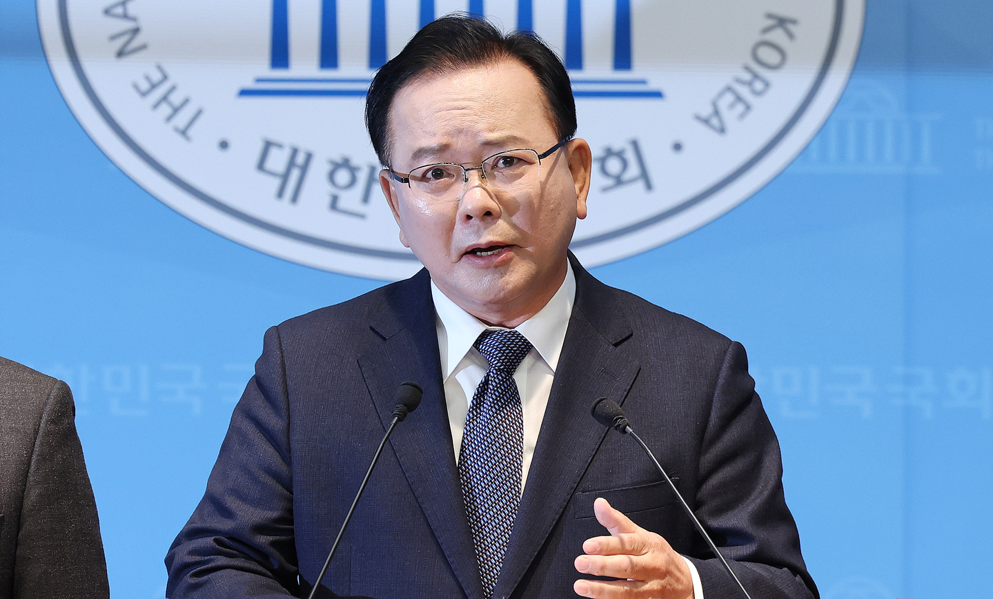 Former Prime Minister Kim Boo-kyum speaks during a press conference at the National Assembly in Yeouido, western Seoul, on March 30. [NEWS1]
