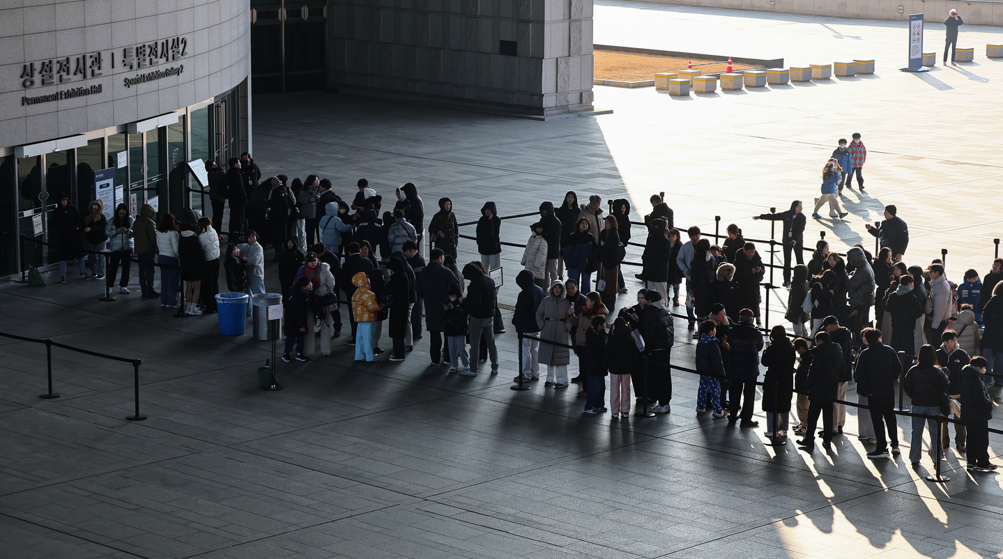 Visitors to the National Museum of Korea line up for entry in front of the main gate of the museum in Yongsan District, central Seoul, on Jan. 4. [NEWS1]