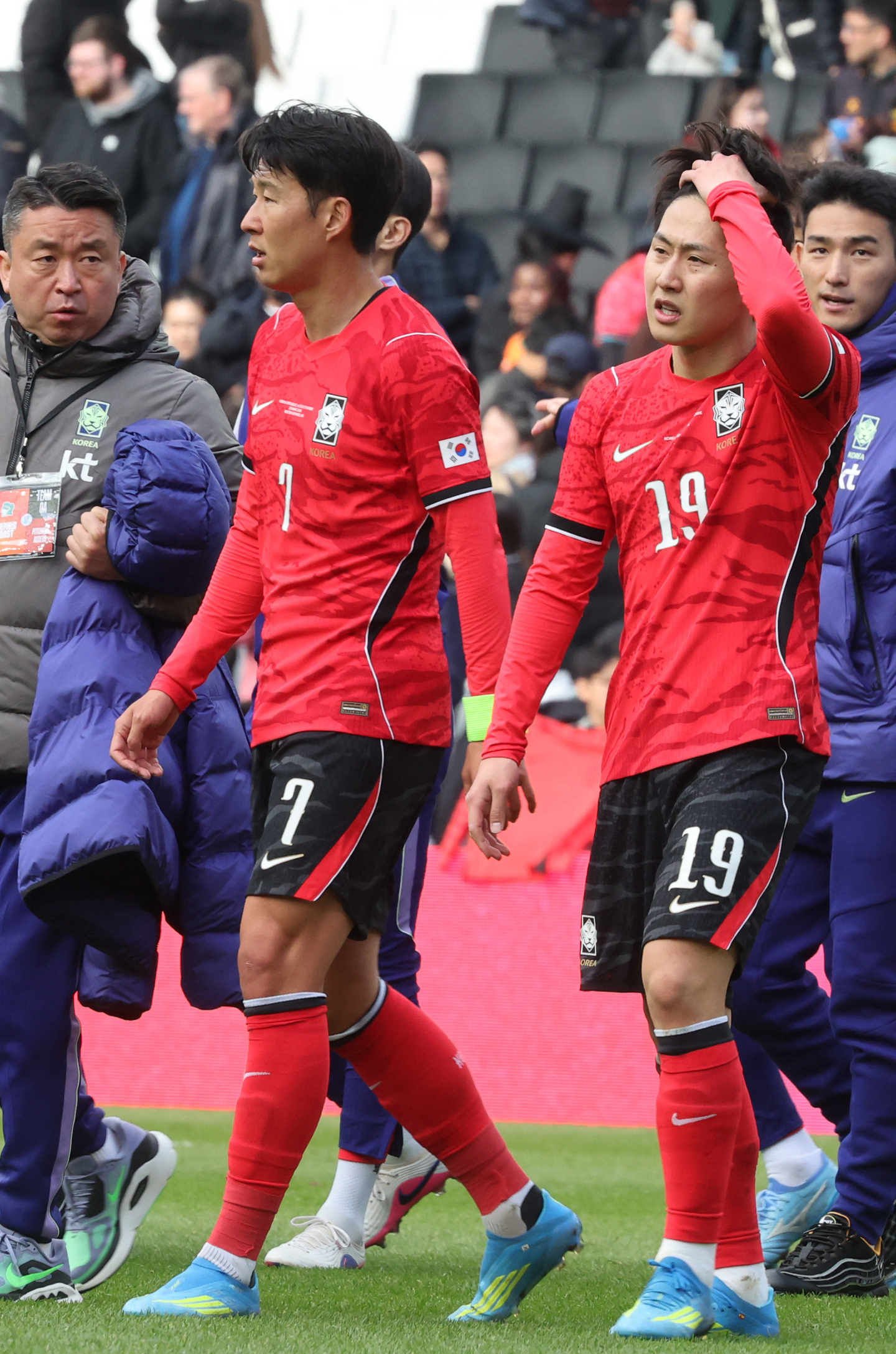 Korea’s national football team, including Son Heung-min and Lee Kang-in, react after a 4-0 loss to Ivory Coast in a friendly match at Stadium MK in Milton Keynes, England, on March 28. [YONHAP] 