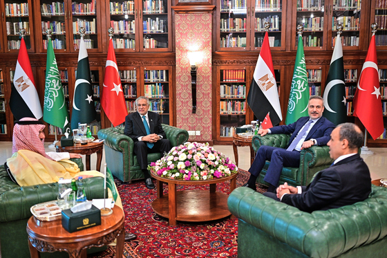 In this photo, released by the Pakistan Ministry of Foreign Affairs, from left, Saudi Arabia's Foreign Minister Prince Faisal bin Farhan Al-Saud, Pakistan's Foreign Minister Ishaq Dar, Turkish Foreign Minister Hakan Fidan and Egyptian Foreign Minister Badr Abdelatty attend a meeting to discuss Middle East war, in Islamabad, Pakistan, on March 29. [AP/YONHAP]