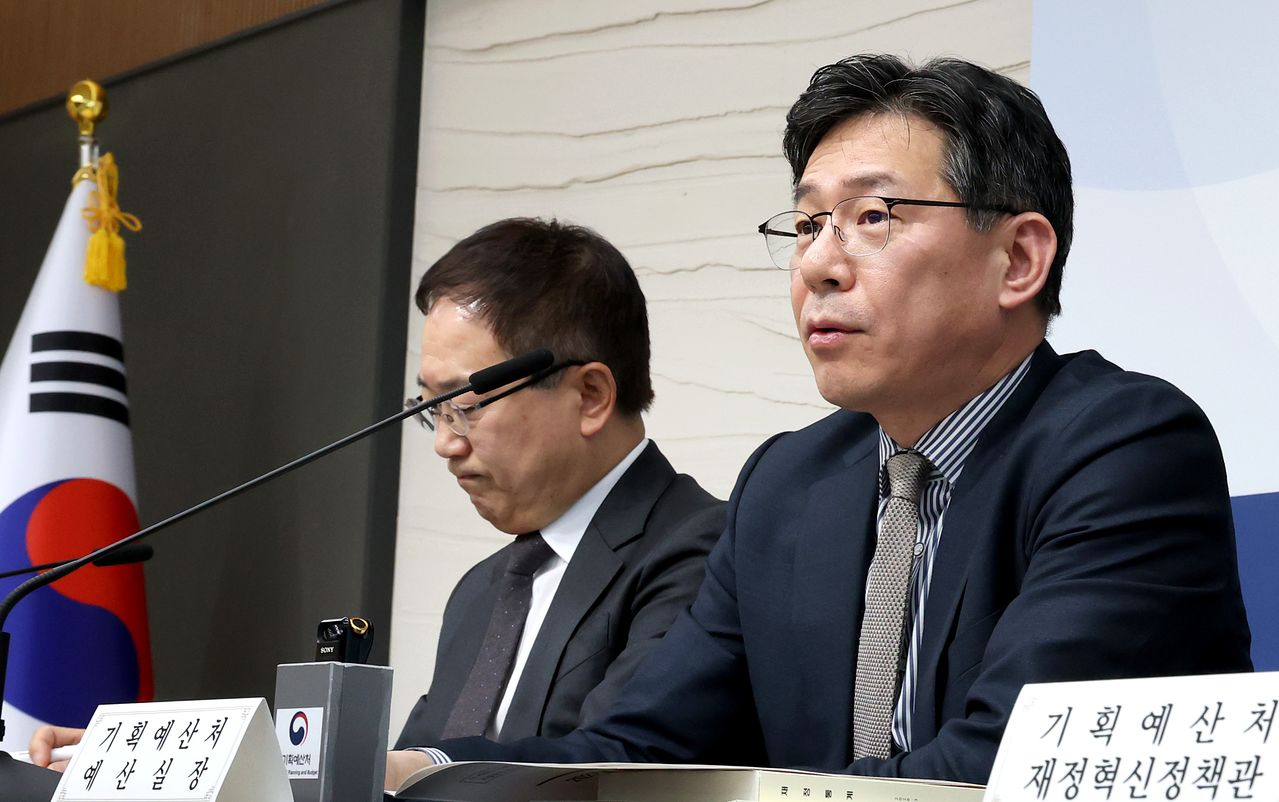 Cho Yong-beom, a senior official at the Ministry of Planning and Budget, right, speaks during a briefing at the government complex in Sejong on March 30. [NEWS1] 