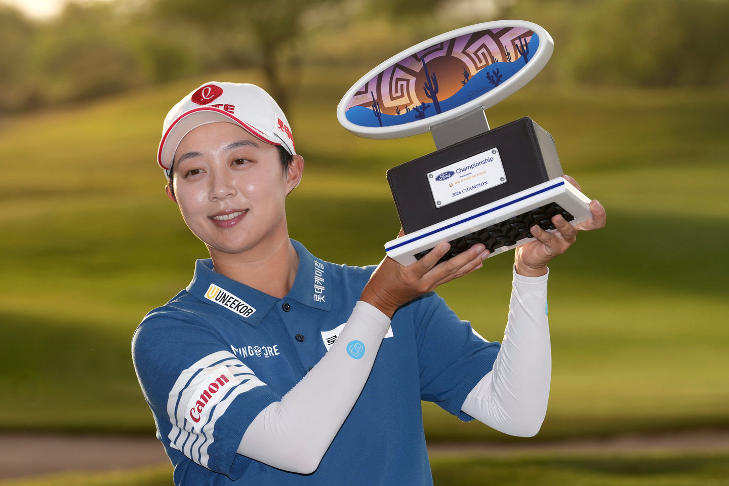 Kim Hyo-joo poses for photographs with the winner's trophy after winning the LPGA Ford Championship in Chandler, Arizona, on March 29. [AP/YONHAP] 
