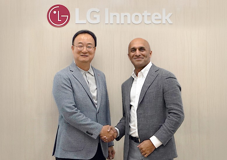 Moon Hyuk-soo, the president of LG Innotek, left, and Qasar Younis, the CEO of Applied Intuition, shake hands to commemorate the signing of a strategic partnership between the two companies. [LG INNOTEK]