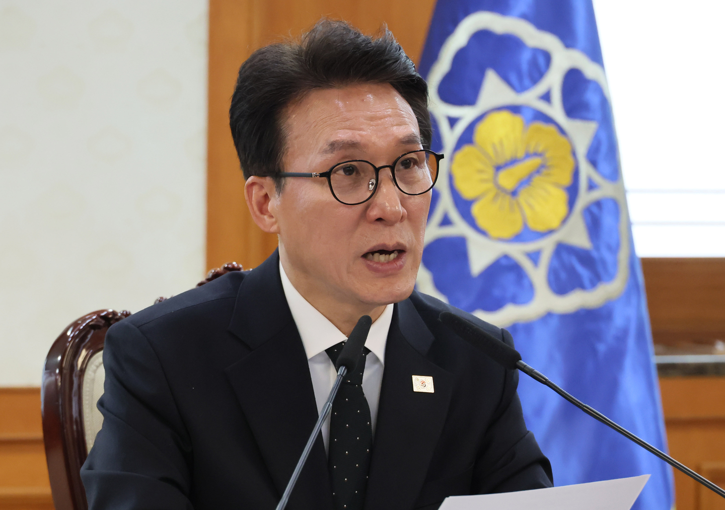 Prime Minister Kim Min-seok speaks during an emergency economic headquarters meeting at the government building in Seoul on March 29. [YONHAP] 