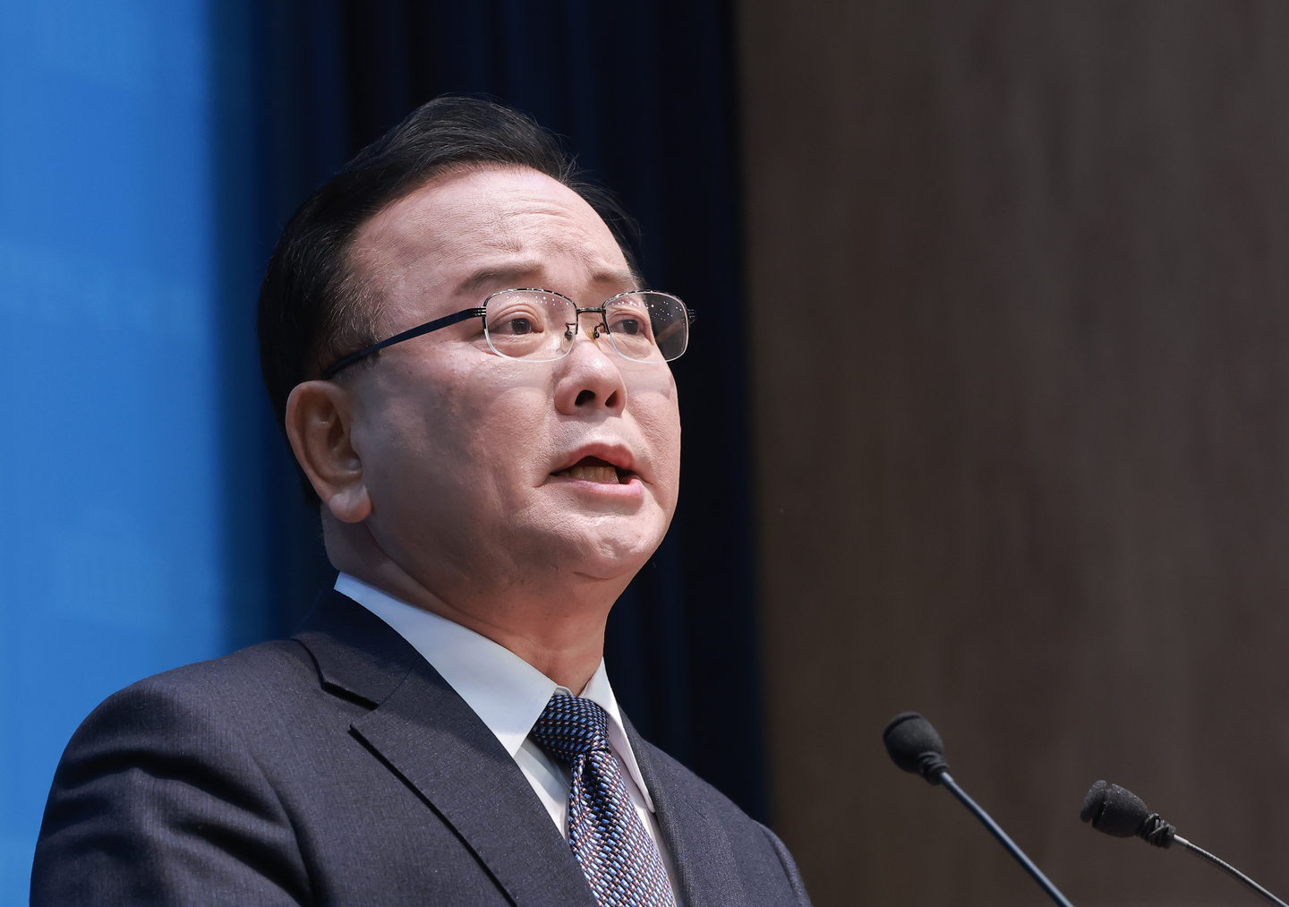 Former Prime Minister Kim Boo-kyum speaks during a press conference at the National Assembly in Yeouido, western Seoul, on March 30. [YONHAP]