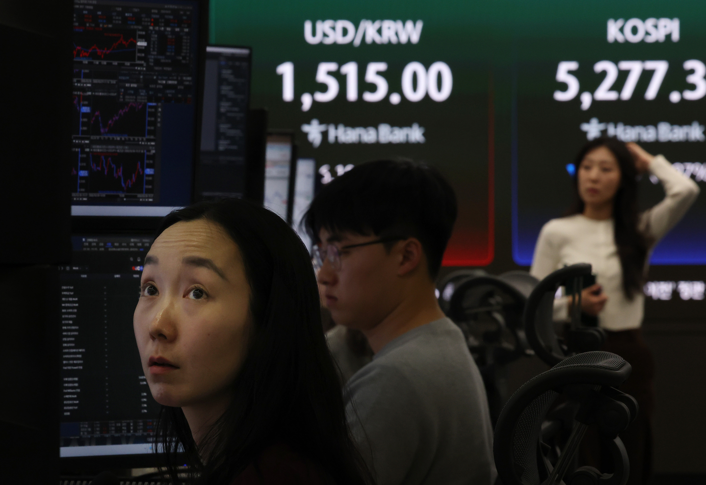 Traders are seen working inside the dealing room of Hana Bank in central Seoul on March 30. [YONHAP]
