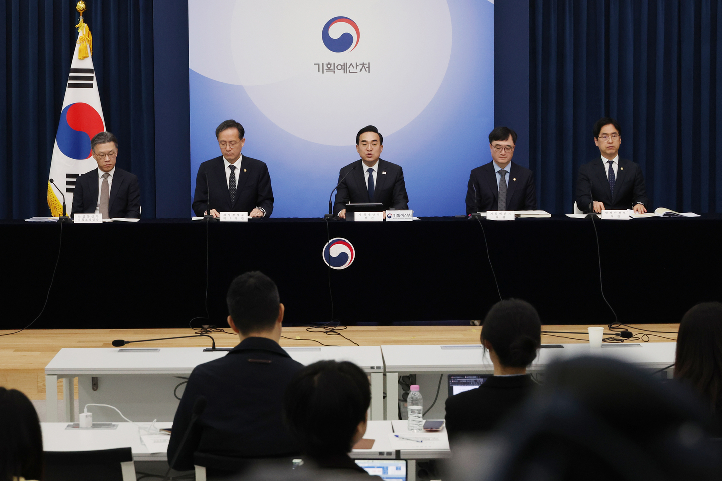 Budget Minister Park Hong-keun, center, speaks to reporters at the government complex in Sejong on March 31. [YONHAP]