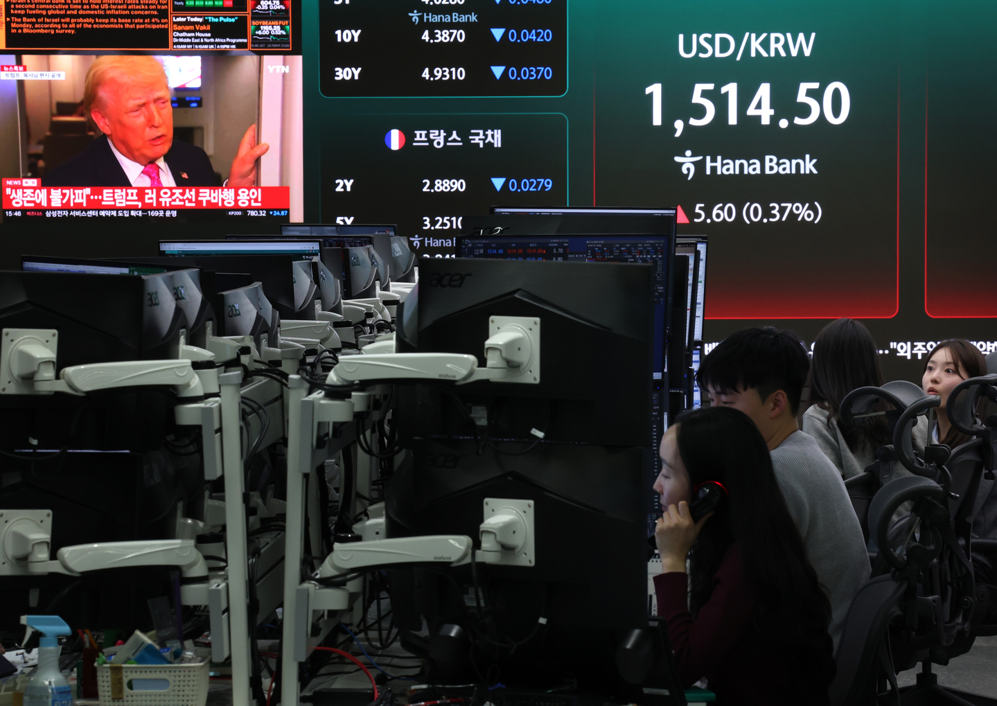 The dollar-won exchange rate is seen on an electronic display board inside Hana Bank's dealing room in central Seoul on March 30. [YONHAP]