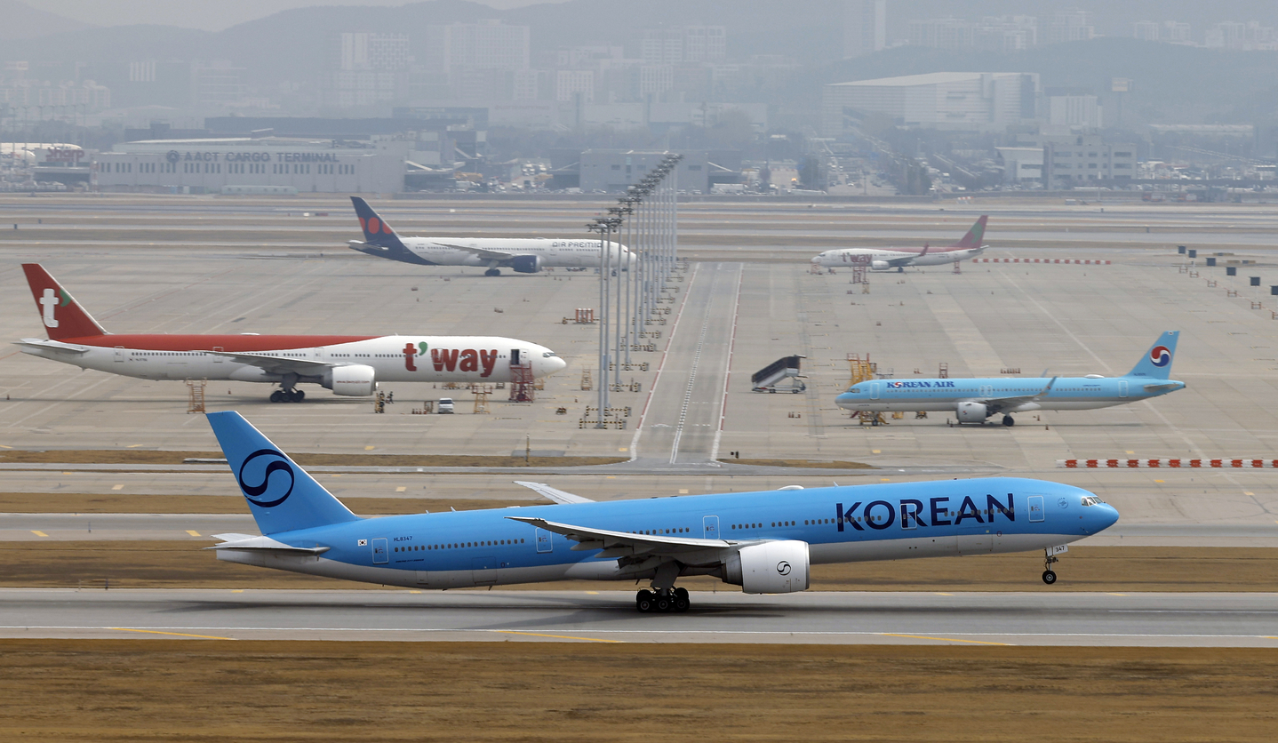 A Korean Air passenger airplane moves for takeoff at the apron of Incheon International Airport on March 30. As international oil prices and exchange rates rise due to the Middle East crisis, airlines facing increased cost burdens are taking measures such as reducing flights and raising fares. [NEWS1]