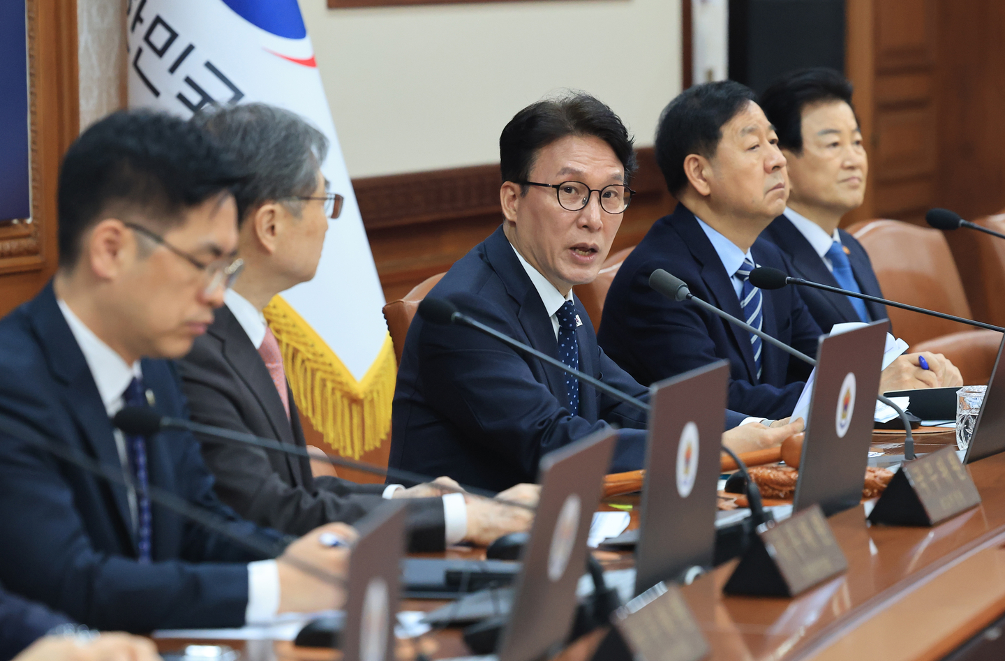 Prime Minister Kim Min-seok speaks during an extraordinary Cabinet meeting at the Government Complex Seoul in Jongno District, central Seoul, on March 30. The meeting approved and finalized the 2027 budget guidelines. [NEWS1]
