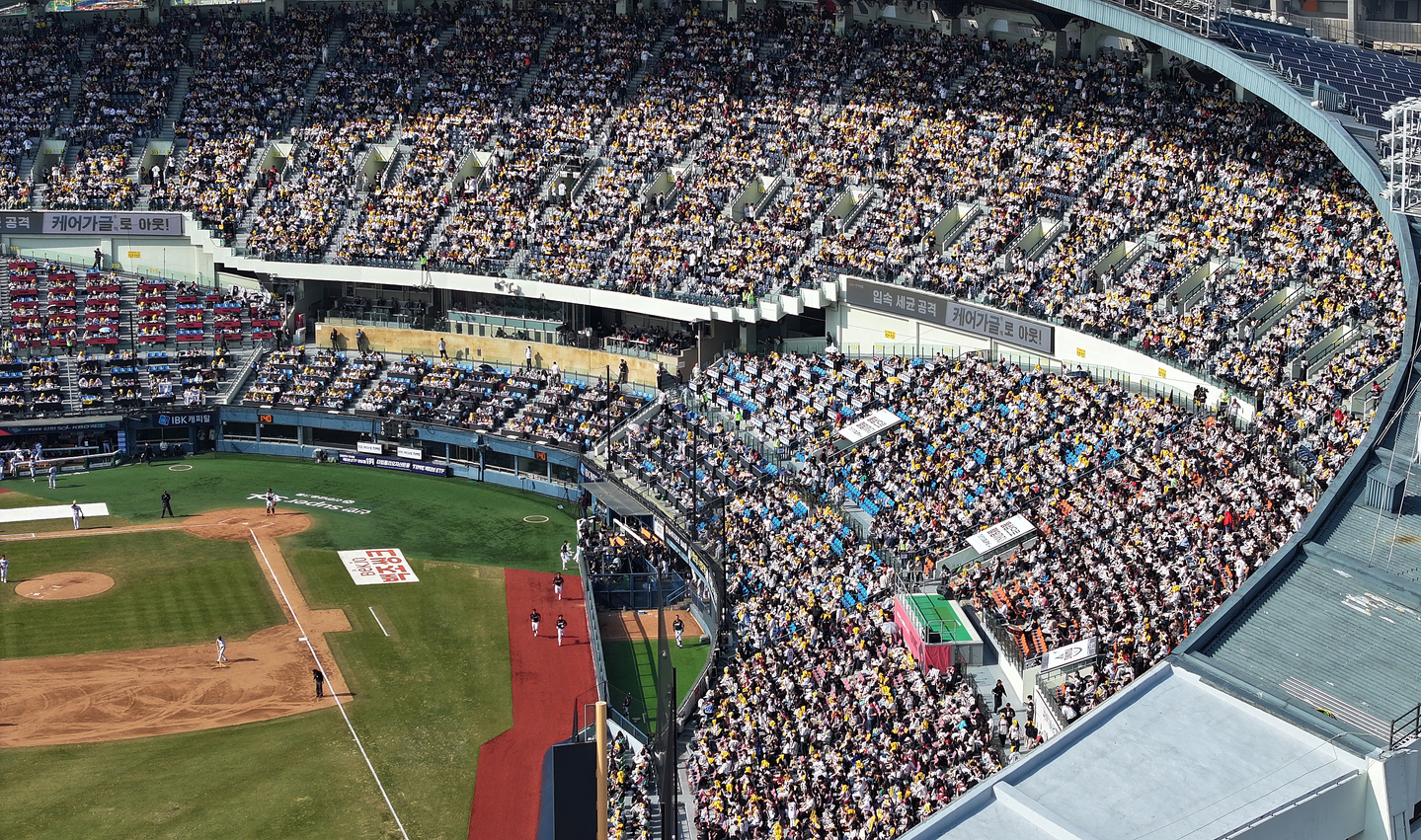 Baseball fans cheer enthusiastically during the KBO opening day game between the KT Wiz and LG Twins at Jamsil Baseball Stadium in Songpa District, southern Seoul, on March 28. [NEWS1] 
