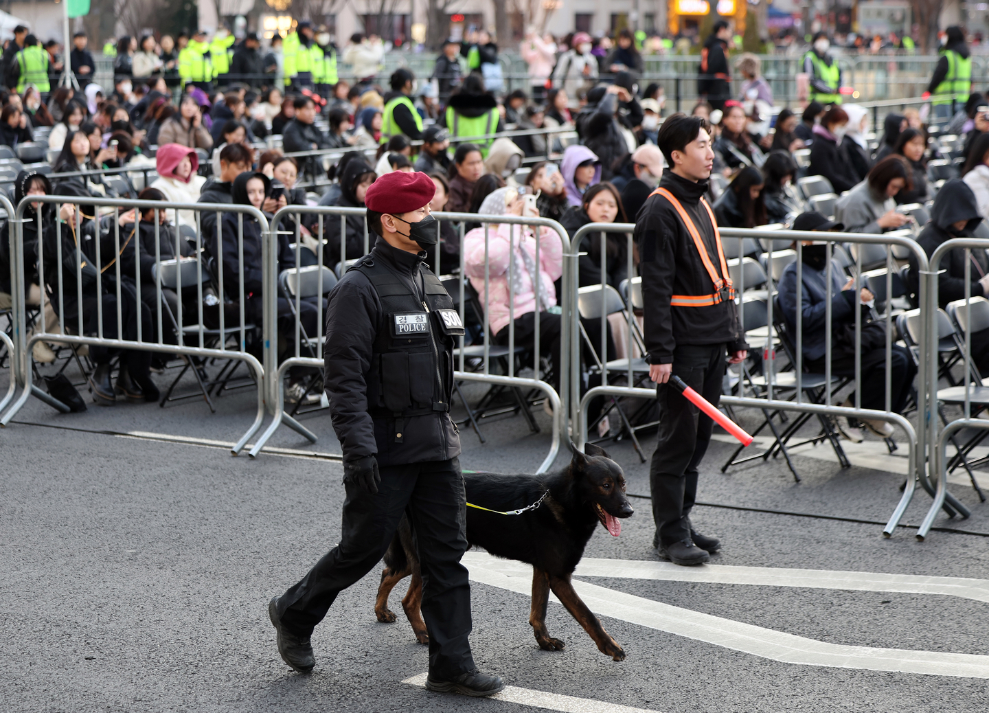 A police special operations officer conducts a search with an explosive detection dog at Gwanghwamun Square in Jongno District, central Seoul, on March 21, the day of BTS’s comeback performance. [NEWS1]