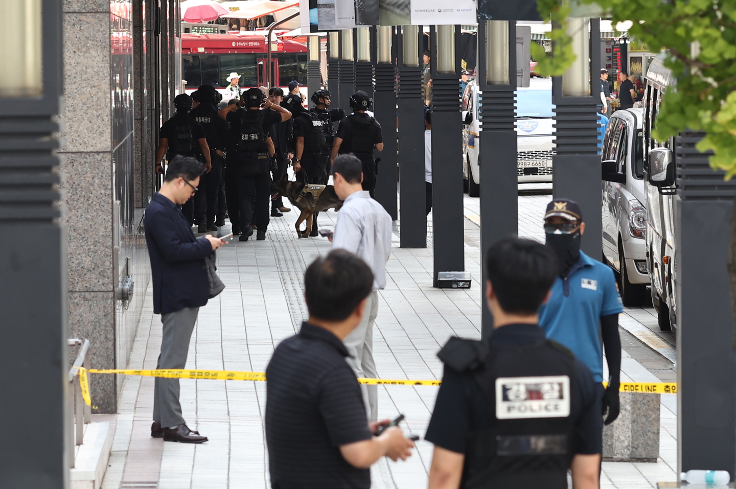 Police officers investigate Shinsegae Department Store's flagship branch in Jung District, central Seoul, on Aug. 5, 2025, following an online bomb threat. [YONHAP] 