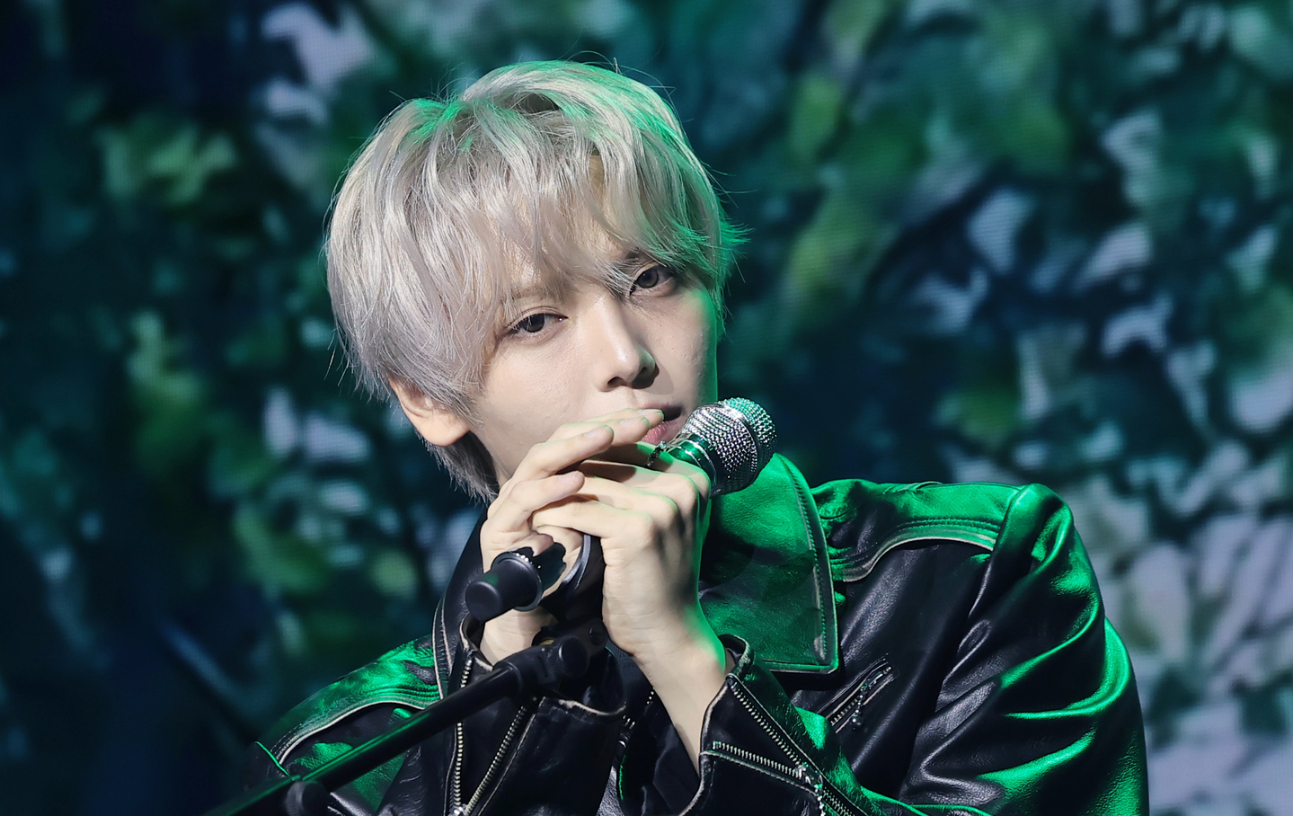 Singer Jang Han-eum performs during a press showcase for his second EP, "Daydream," held at Seongam Art Hall in southern Seoul on March 30. [NEWS1]