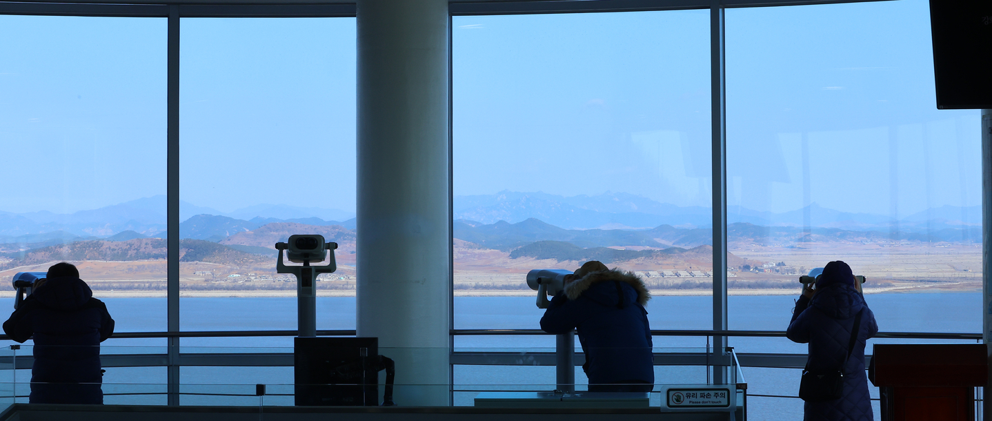 Visitors at an observatory in Ganghwa look into telescopes toward North Korea on Jan. 11. [YONHAP]