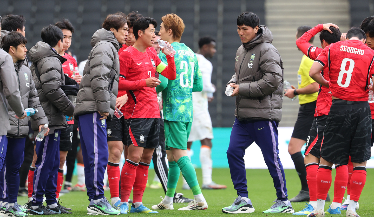 Korea players gather during a hydration break in a friendly against Ivory Coast at MK Stadium in Britain on March 28. [YONHAP] 
