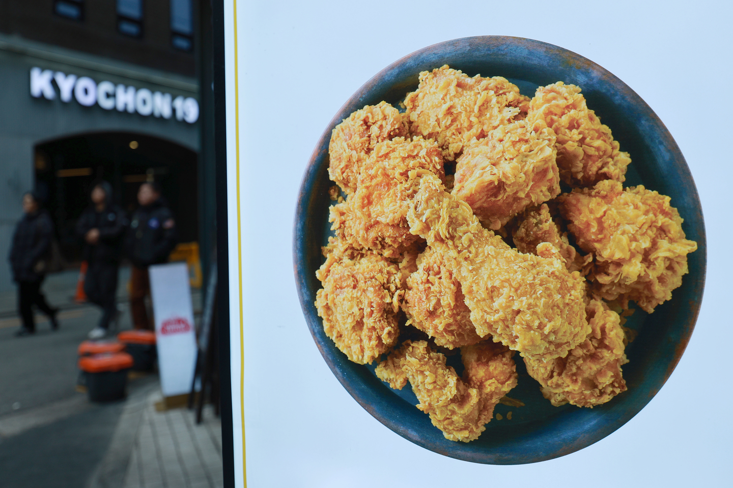A franchise chicken restaurant is seen in Seoul on Dec. 28, 2025. [YONHAP] 