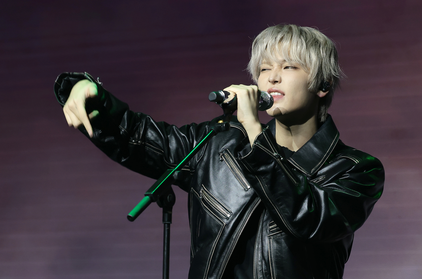 Singer Jang Han-eum performs during a press showcase for his second EP, "Daydream," held at Seongam Art Hall in southern Seoul on March 30. [NEWS1]