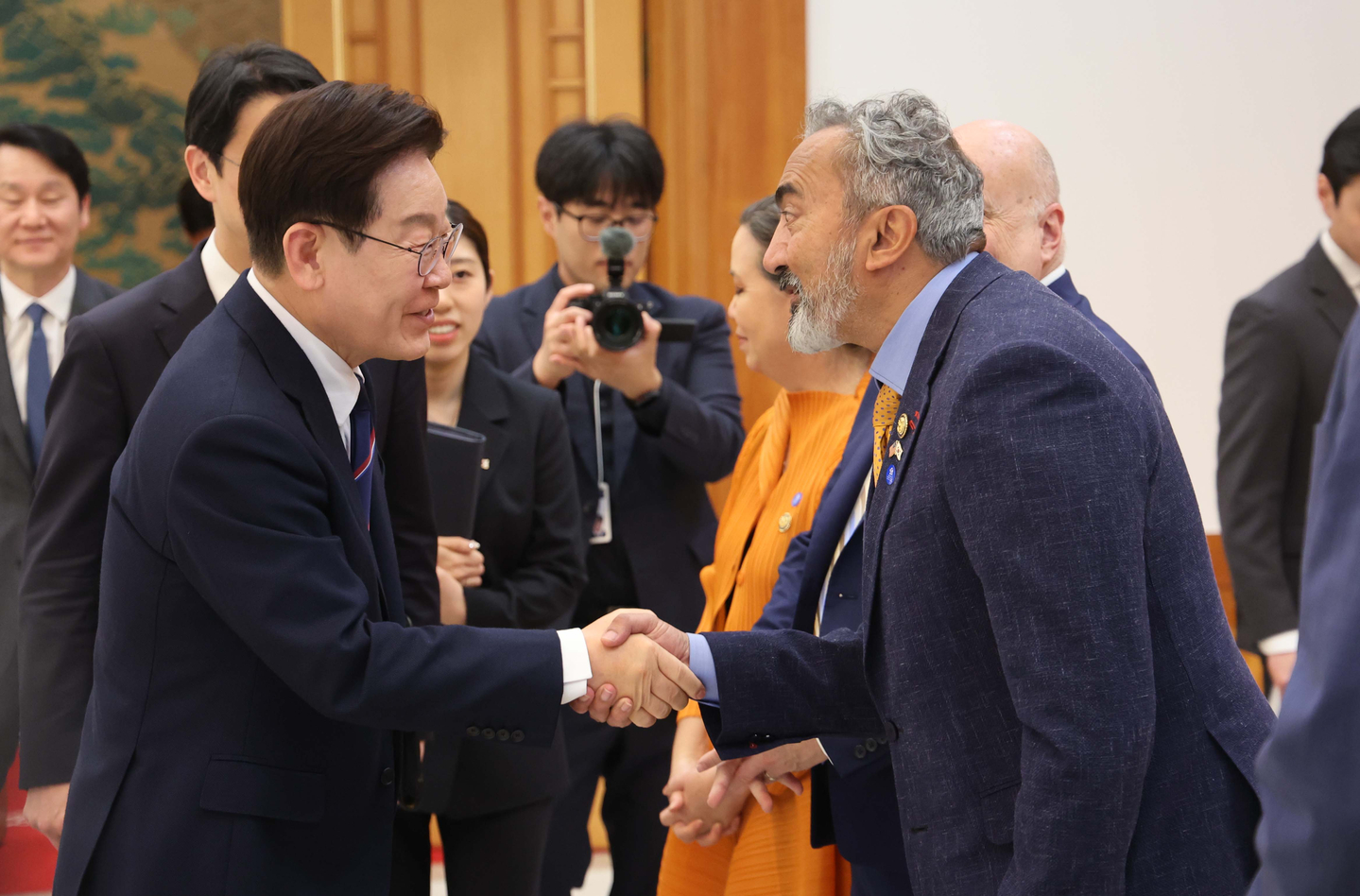 President Lee Jae Myung, left, shakes hands with U.S. Rep. Ami Bera, a Democrat of California, as a U.S. delegation visits the Blue House in central Seoul on March 31. [JOINT PRESS CORPS]