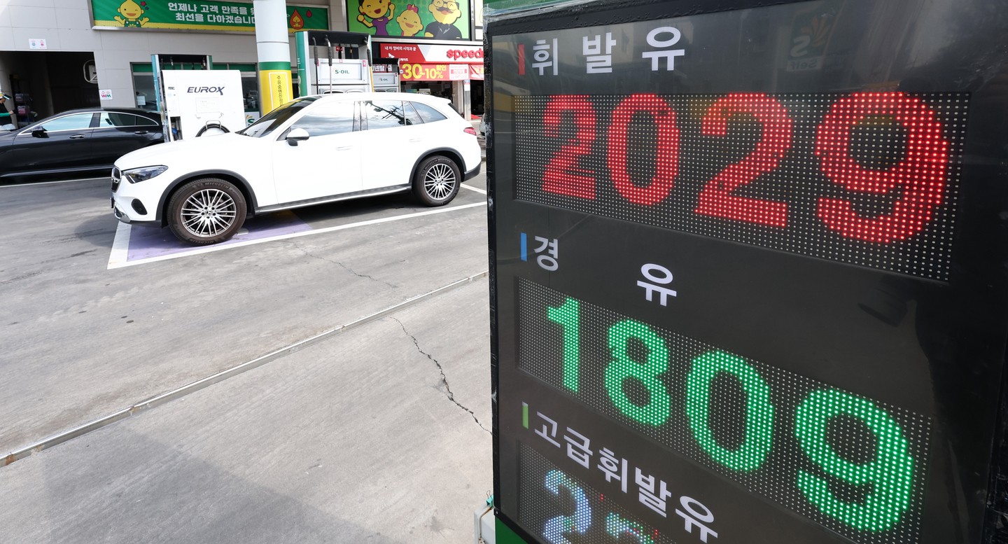 Fuel prices are seen on a display board at a gas station in Seoul on March 31. [NEWS1]