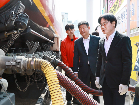 Industry Minister Kim Jung-kwan, far right, inspects a gas station in Cheongju, North Chungcheong, on March 30 after the government implemented an oil price cap system to prevent private gas stations from hiking oil prices. [NEWS1] 