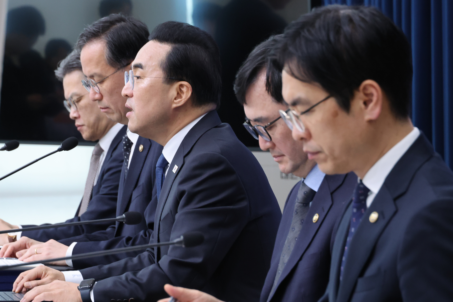 Budget Minister Park Hong-keun, third from right, speaks to reporters at the government complex in Sejong on March 31. [YONHAP]
