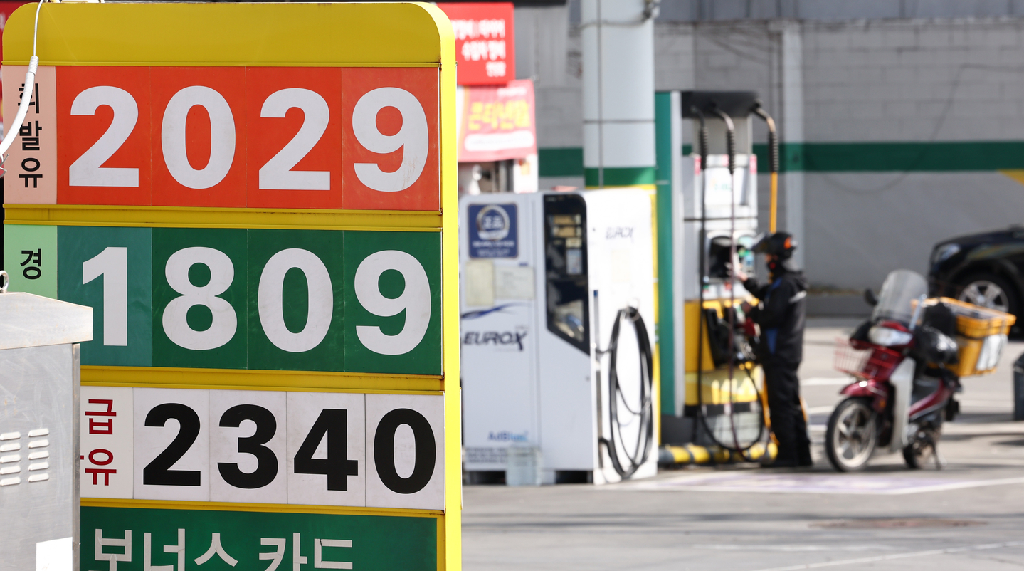 Fuel prices are seen on a display in front of a gas station in Seoul on March 31. [NEWS1]