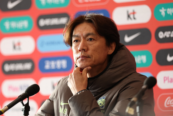 Hong Myung-bo, Korean national team manager, looks on during a press conference after a friendly against Ivory Coast at Stadium MK in Britain on March 28. [REUTERS/YONHAP] 