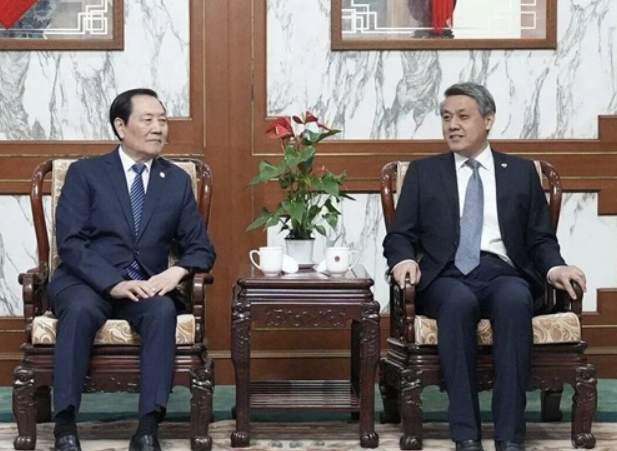Chinese Ambassador to North Korea Ambassador Wang Yajun, right, meets with Quan Shunji, the president of the China-Asia Economic Development Association, on March 30 in this image captured from the website of the Chinese Embassy in North Korea [SCREEN CAPTURE]