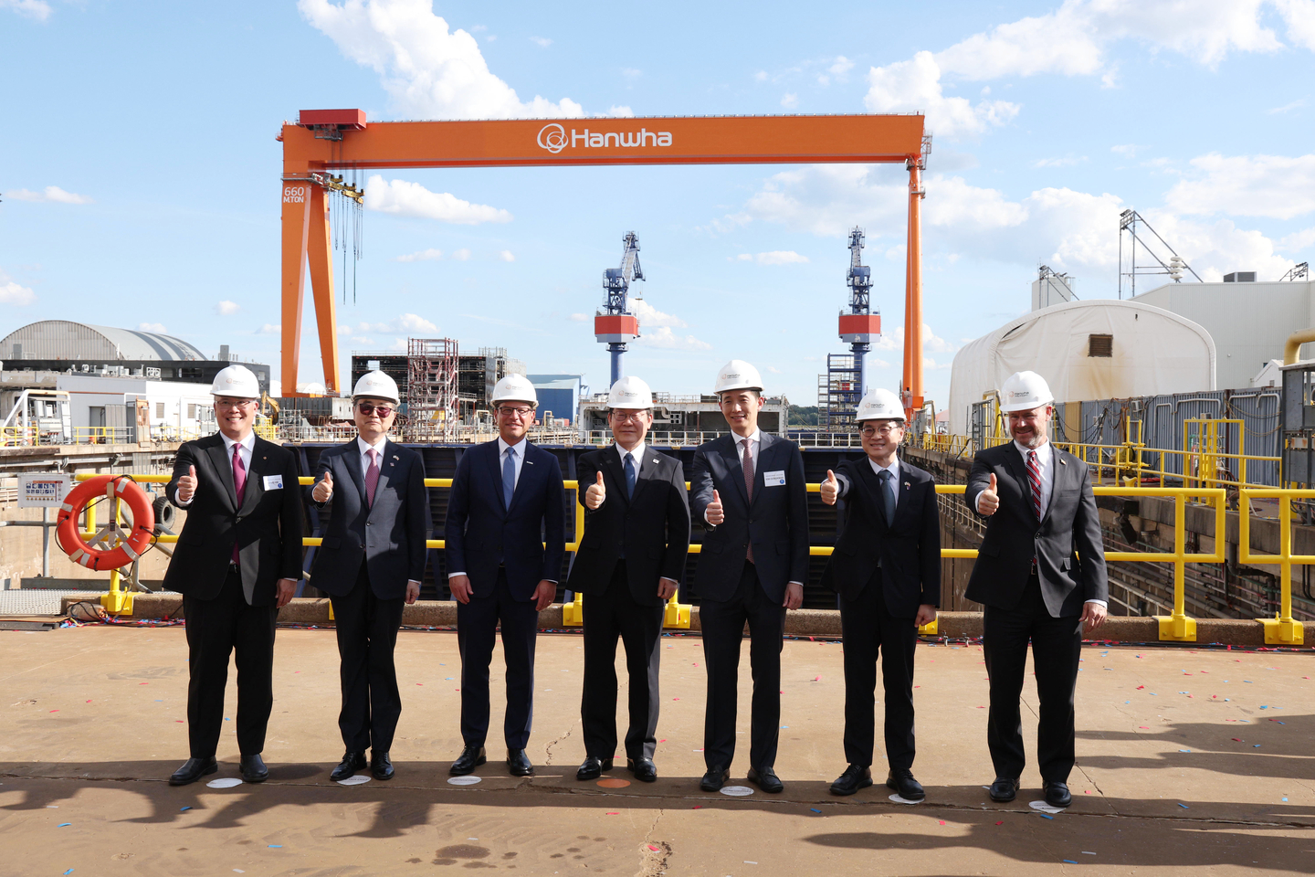 President Lee Jae Myung, center, Pennsylvania Gov. Josh Shapiro, third from left, and executives of Hanwha Ocean pose for a photo during Lee's visit to Hanwha Philly Shipyard in Philadelphia on Aug. 27, 2025. [YONHAP]