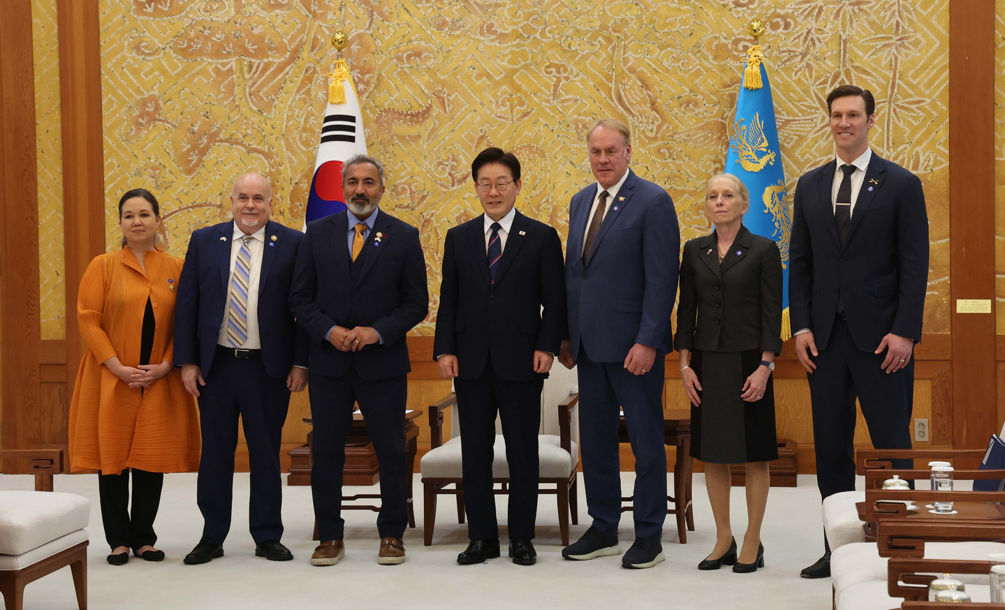 President Lee Jae Myung, center, poses for a photo with a bipartisan delegation of U.S. House lawmakers at the Blue House in central Seoul on March 31. The U.S. delegation was comprised of Reps. Ami Bera, Democrat of California, Ryan Zinke, Republican of Montana, Mark Pocan, Democrat of Wisconsin, Mary Gay Scanlon, Democrat of Pennsylvania, Jill Tokuda, Democrat of Hawaii, and Patrick Harrigan, Republican of North Carolina. [JOINT PRESS CORPS]