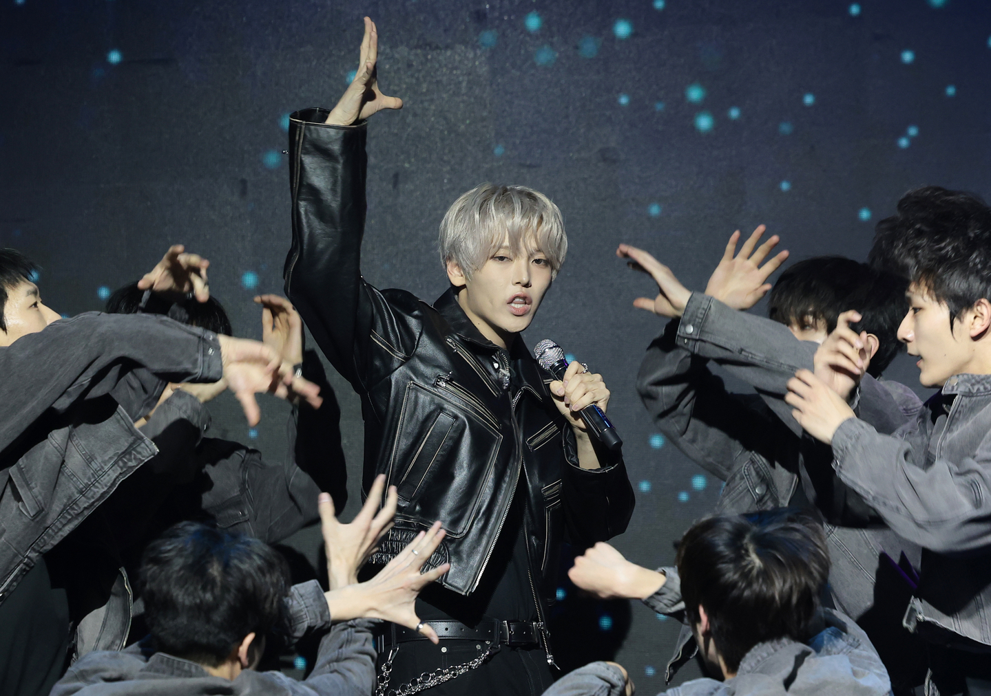 Singer Jang Han-eum performs during a press showcase for his second EP, "Daydream," held at Seongam Art Hall in southern Seoul on March 30. [NEWS1] 
