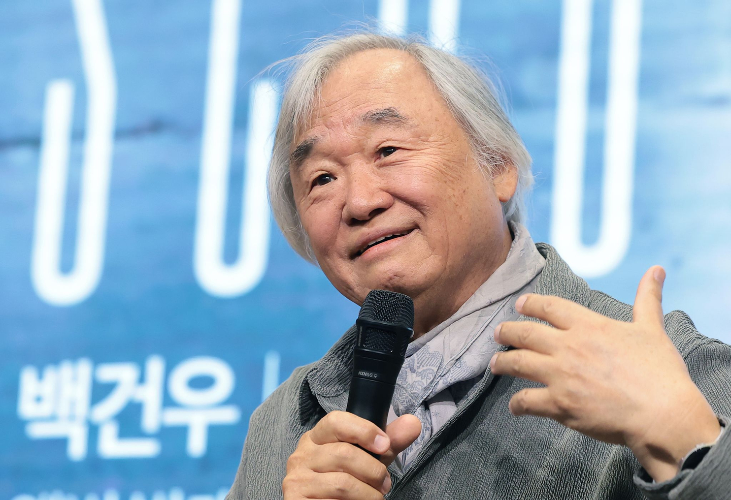 Pianist Paik Kun-woo answers reporters’ questions at a press conference marking the 70th anniversary of his debut at Shinyoung Chamber Hall in Yeongdeungpo District, western Seoul, on March 30. [NEWS1]