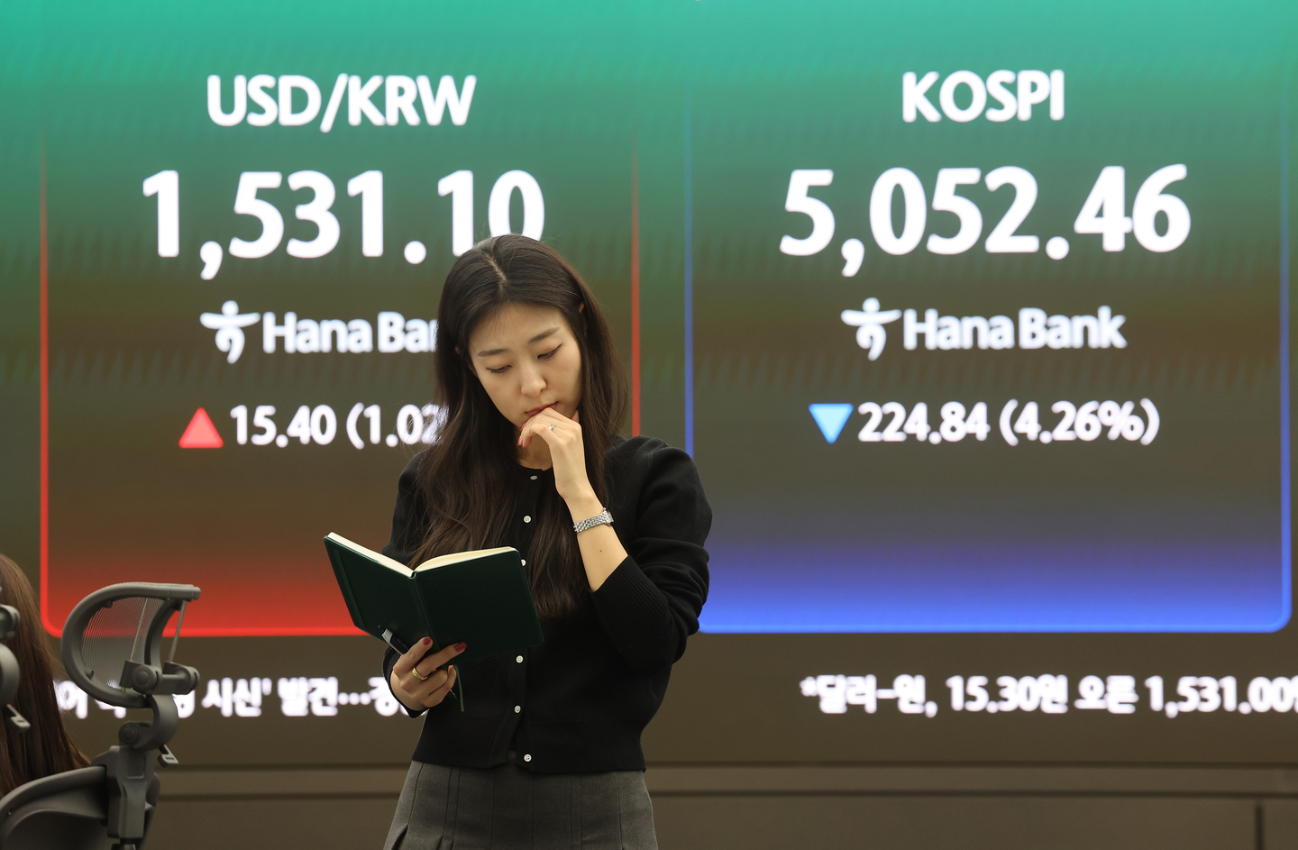 A screen in Hana Bank's trading room in central Seoul shows the Kospi closing at 5,052.46 points on March 31, down 224.84 points, or 4.26 percent, from the previous trading session. [YONHAP]