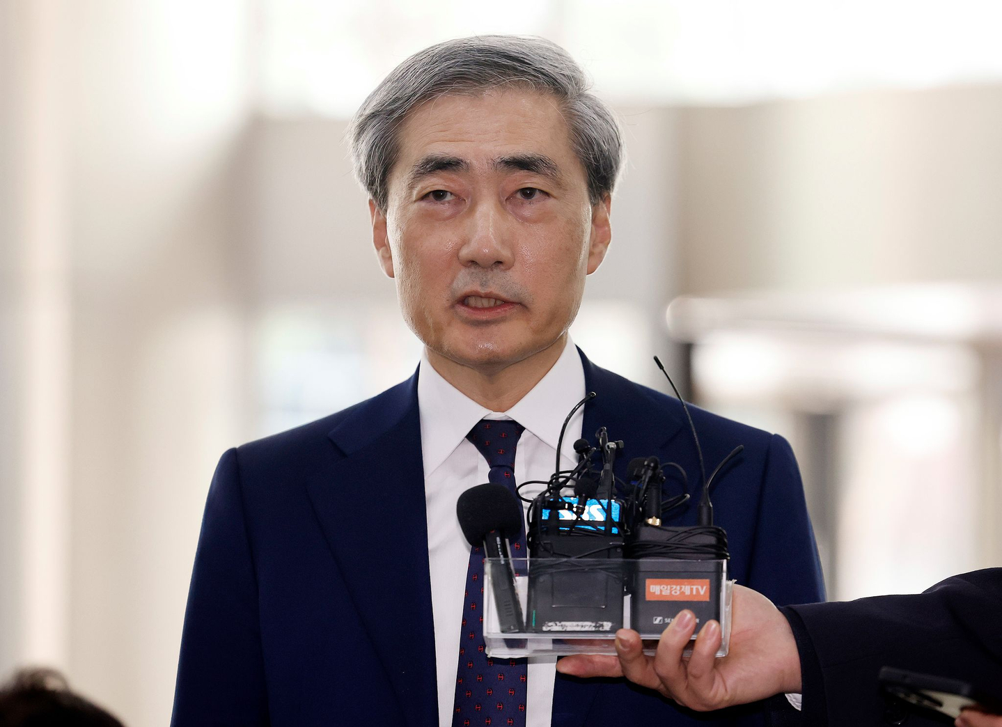 Shin Hyun-song, nominee for governor of the Bank of Korea, answers reporters’ questions on March 31 as he arrives at Hanwha Investment and Securities Plaza on Sejong-daero in Jung District, central Seoul for confirmation hearing preparations. [NEWS1]
