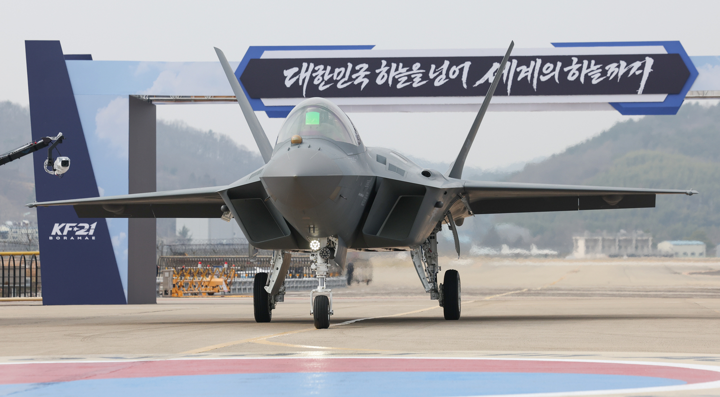 The KF-21 fighter jet at the launching ceremony on March 25 at the Korea Aerospace Industries headquarters in Sacheon, South Gyeongsang. [NEWS1]
